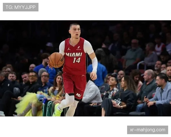 “瞬间聚焦：斯波尔斯特拉教练暂停中绘制战术板，随后热火成功执行“艾希克-希罗”假挡拆三分战术”